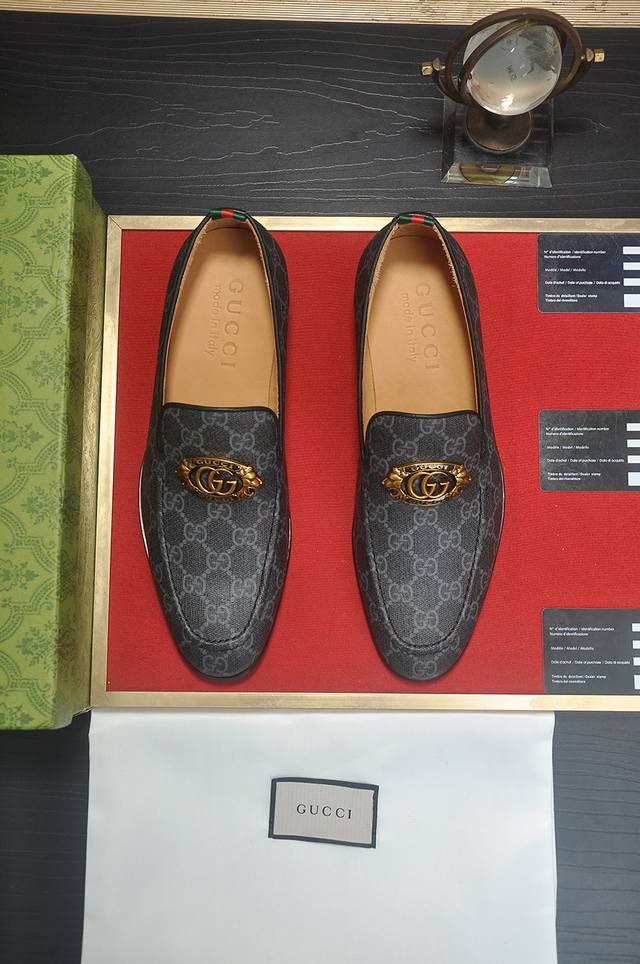 出厂价 意大利顶级奢侈男鞋巨头 Gucci 古奇 全牛皮内里 新款报到原汁原味的欧式风格 赏心悦目为了让鞋子更加耐用不变形制作继续沿用传统做法 但仍然不乏创新皮